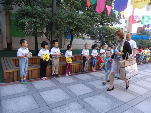 有廚房做飯 家長:他們食堂全部配備不鏽鋼設備,清潔衛生,幼兒伙食由